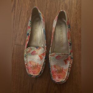 Anne Klein iFlex Women’s Sz 7M Light Academia Retro Inspired Floral Shoes